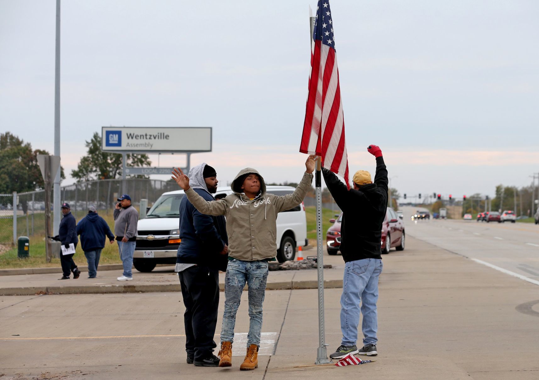 GM workers ratify contract, 40-day ends